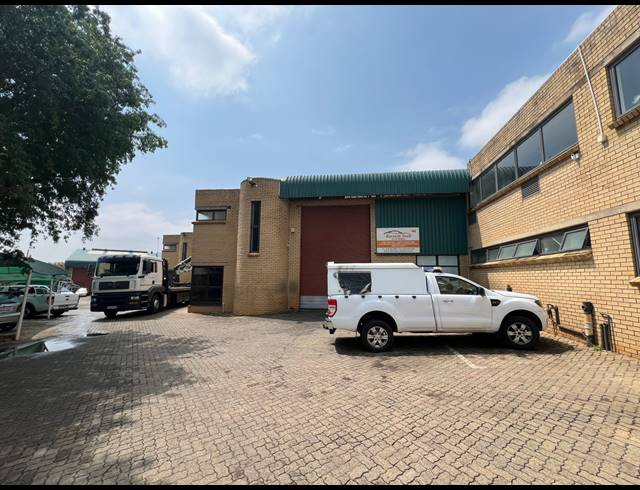 544M² WAREHOUSE TO LET IN ROOIHUISKRAAL